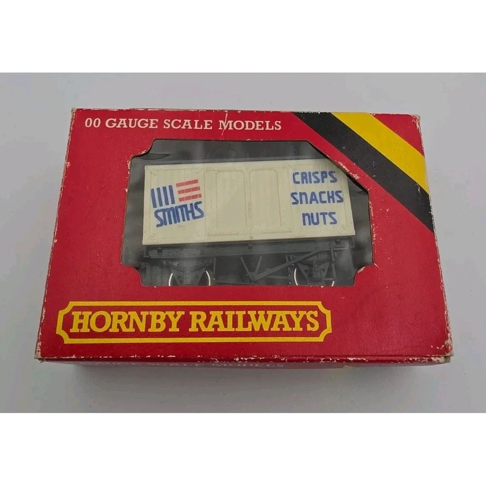 Hornby Railways R135 Smiths Crisps Snacks Nuts Closed Van Wagon OO Gauge NIB